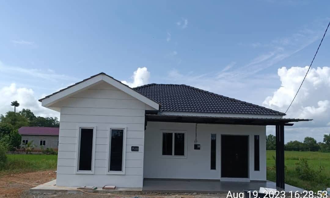 Projek rumah moden putih dengan bumbung gelap